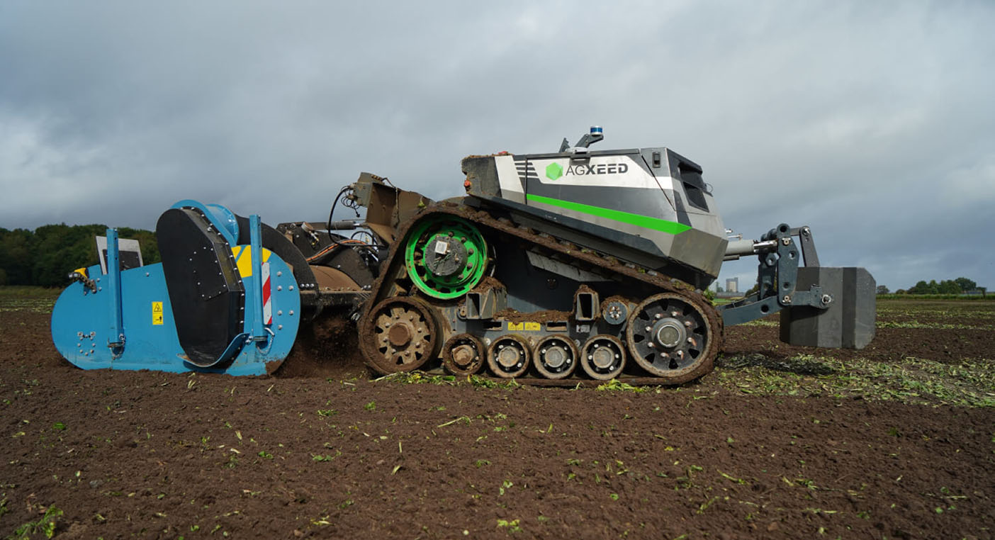 Optional crawler tracks with belt widths from 300 to 910mm, combined with a low maximum weight of six tonnes, without ballast, makes the AgBot very soil-friendly. 