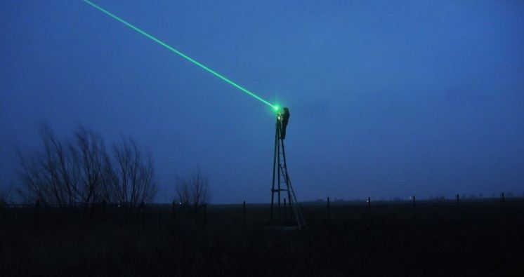  An AVIX Autonomic Bird Deterrent was installed on a 6-metre-high mast in part of the free-range area directly connected to the barn