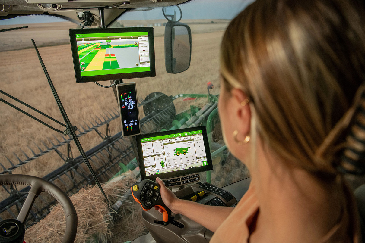The new John Deere G5 Display Family comes with two portable versions, which can be used on all brands, two integrated monitors for specific John Deere machines and an Extended Monitor option.